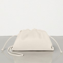 Bottega Veneta The Pouch 20 Clutch In White Calfskin